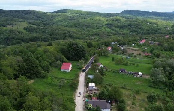 Lucrări de asfaltare în comuna Runcu