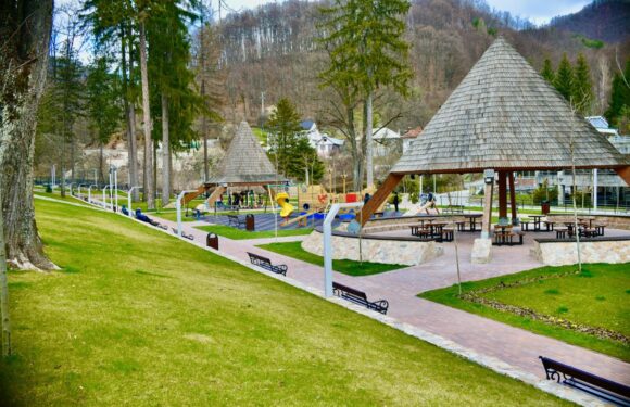 An bun pentru turismul din Băile Olănești. Parcul modernizat și investițiile în agrement atrag tot mai mulți vizitatori