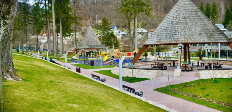 An bun pentru turismul din Băile Olănești. Parcul modernizat și investițiile în agrement atrag tot mai mulți vizitatori