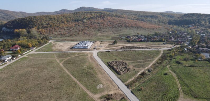 Bazin de înot și heliport pe islazul de la Goranu